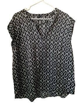 HILLARY RADLEY Women’s Black White Print Split V Neck Cap Sleeve Blouse
